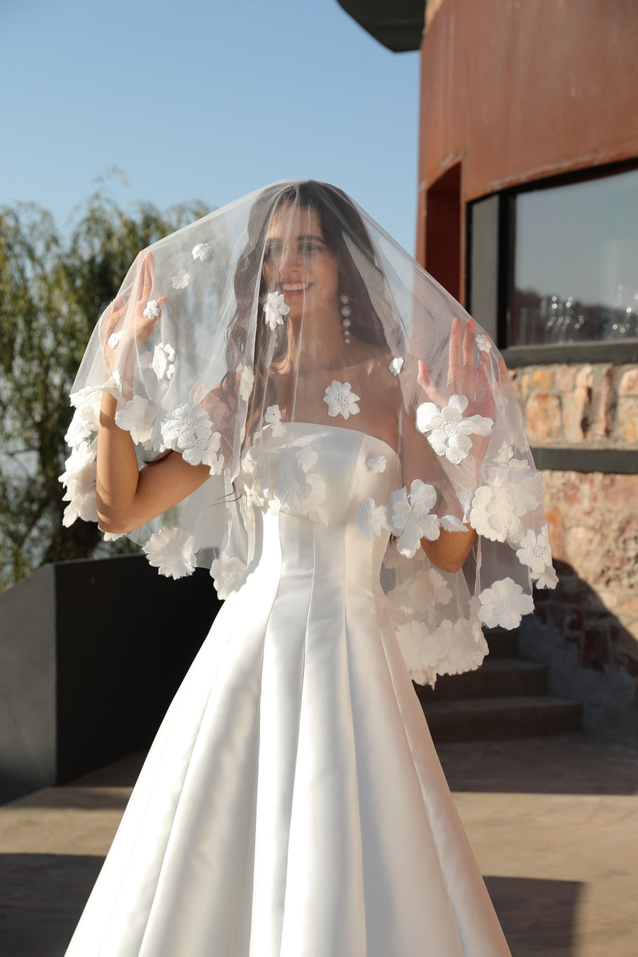 Vestido de novia de organza floral 3D sin tirantes con mangas desmontables