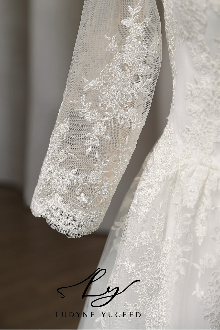 Vestido de novia de organza floral 3D sin tirantes con mangas desmontables