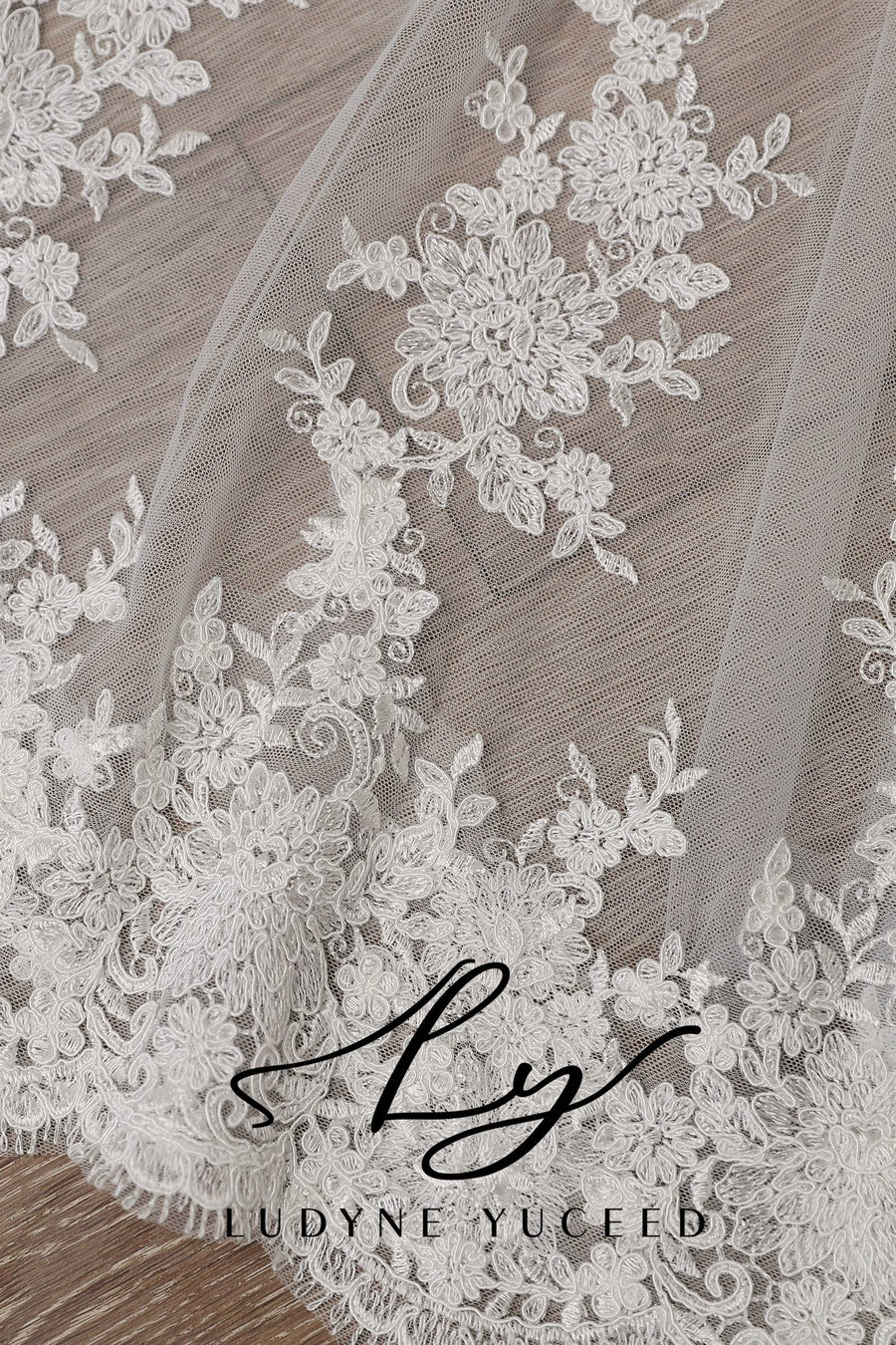 Vestido de novia de organza floral 3D sin tirantes con mangas desmontables
