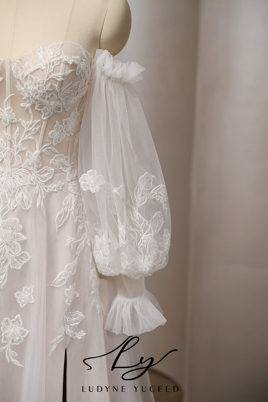 Vestido de novia de organza floral 3D sin tirantes con mangas desmontables