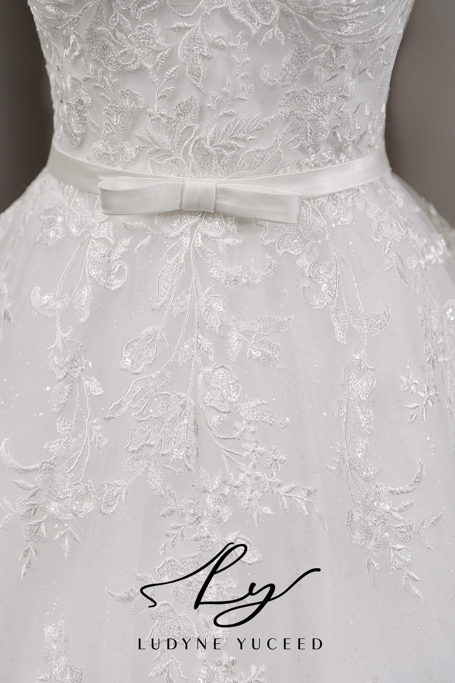 Vestido de novia de organza floral 3D sin tirantes con mangas desmontables