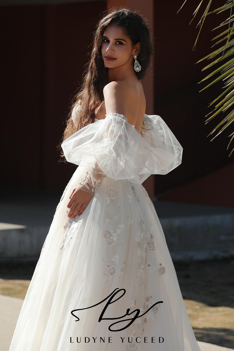 Vestido de novia de organza floral 3D sin tirantes con mangas desmontables