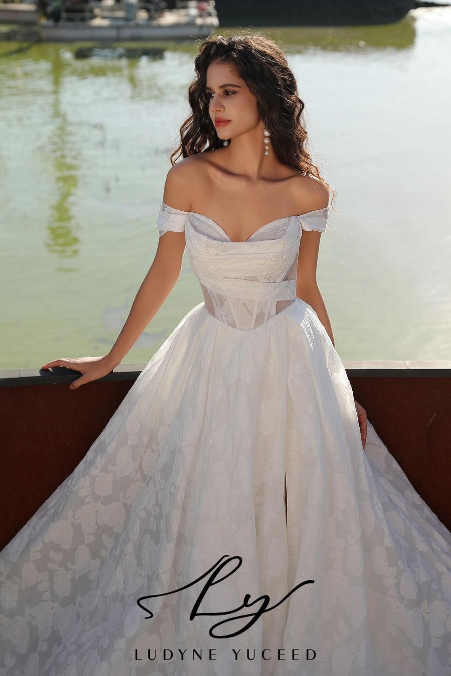 Vestido de novia de organza floral 3D sin tirantes con mangas desmontables