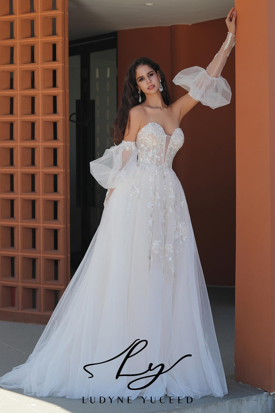 Vestido de novia de organza floral 3D sin tirantes con mangas desmontables