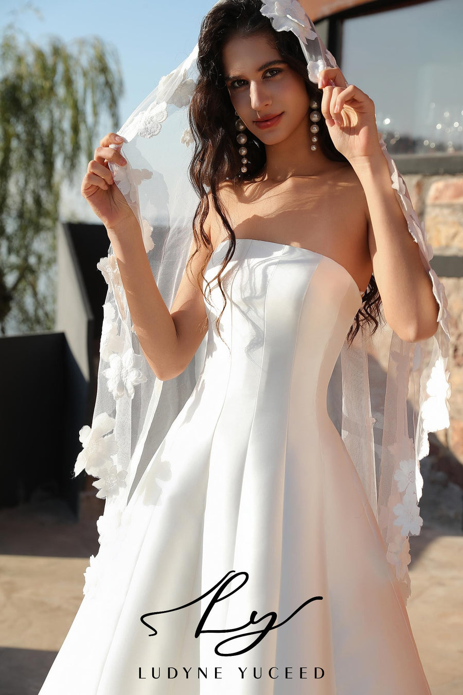 Vestido de novia de organza floral 3D sin tirantes con mangas desmontables