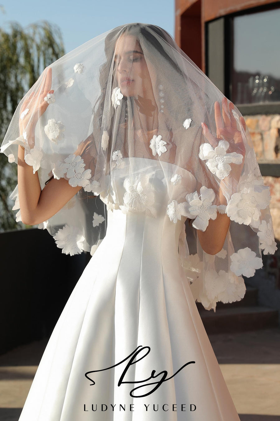 Vestido de novia de organza floral 3D sin tirantes con mangas desmontables