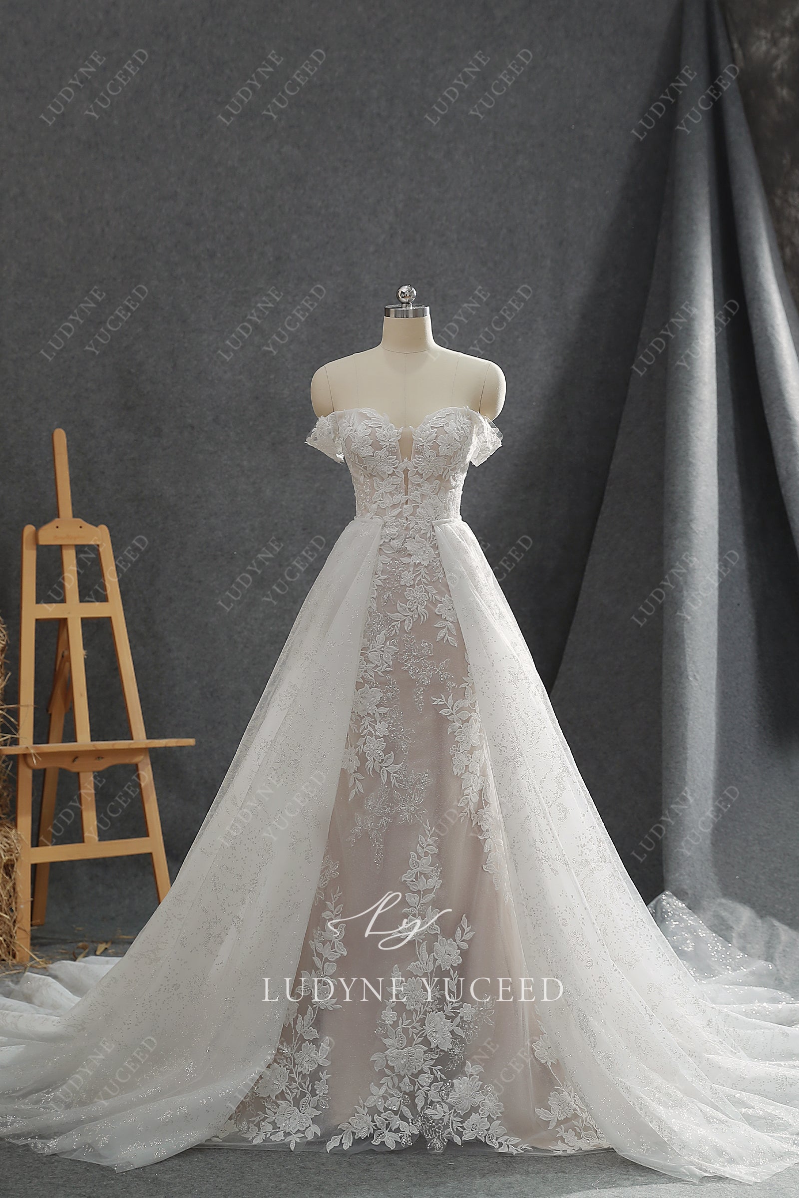 Le Flacom オーバードレス Long Sleeve Fit-and-Flare and Overskirt | Kleinfeld Bridal