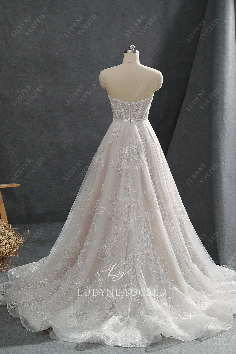 Enchanting A-Line Sweetheart Detachable Sleeves Wedding Dress