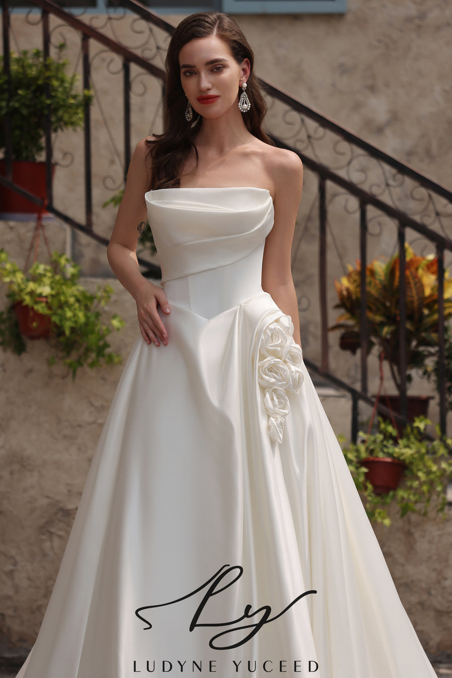 Vestido de novia de organza floral 3D sin tirantes con mangas desmontables