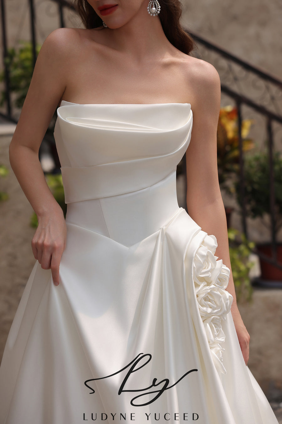 Vestido de novia de organza floral 3D sin tirantes con mangas desmontables
