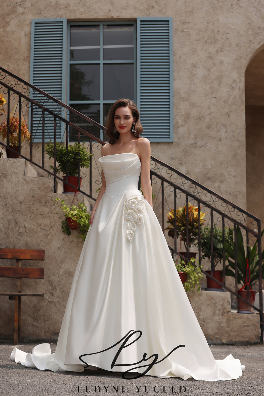 Vestido de novia de organza floral 3D sin tirantes con mangas desmontables