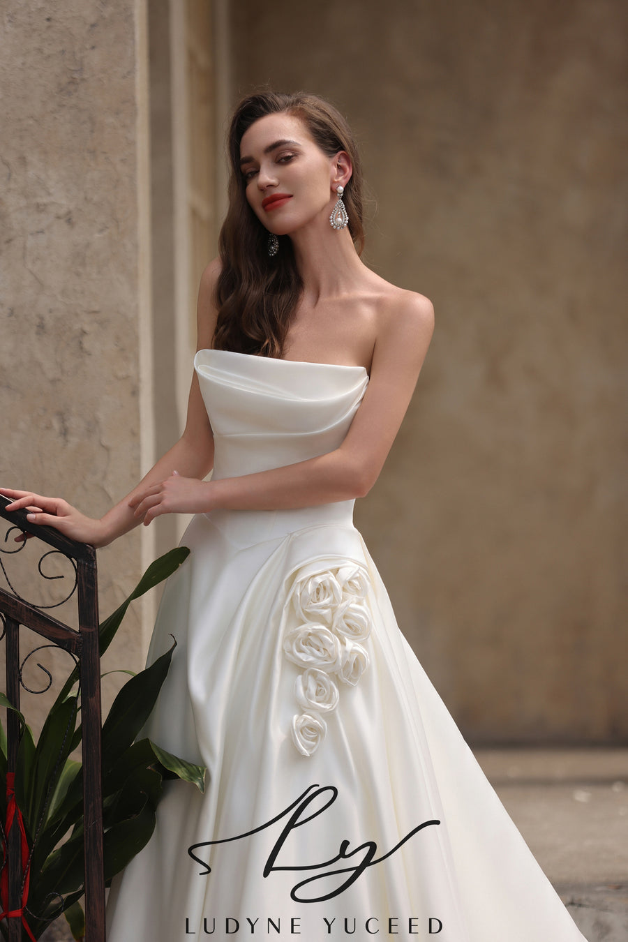 Vestido de novia de organza floral 3D sin tirantes con mangas desmontables