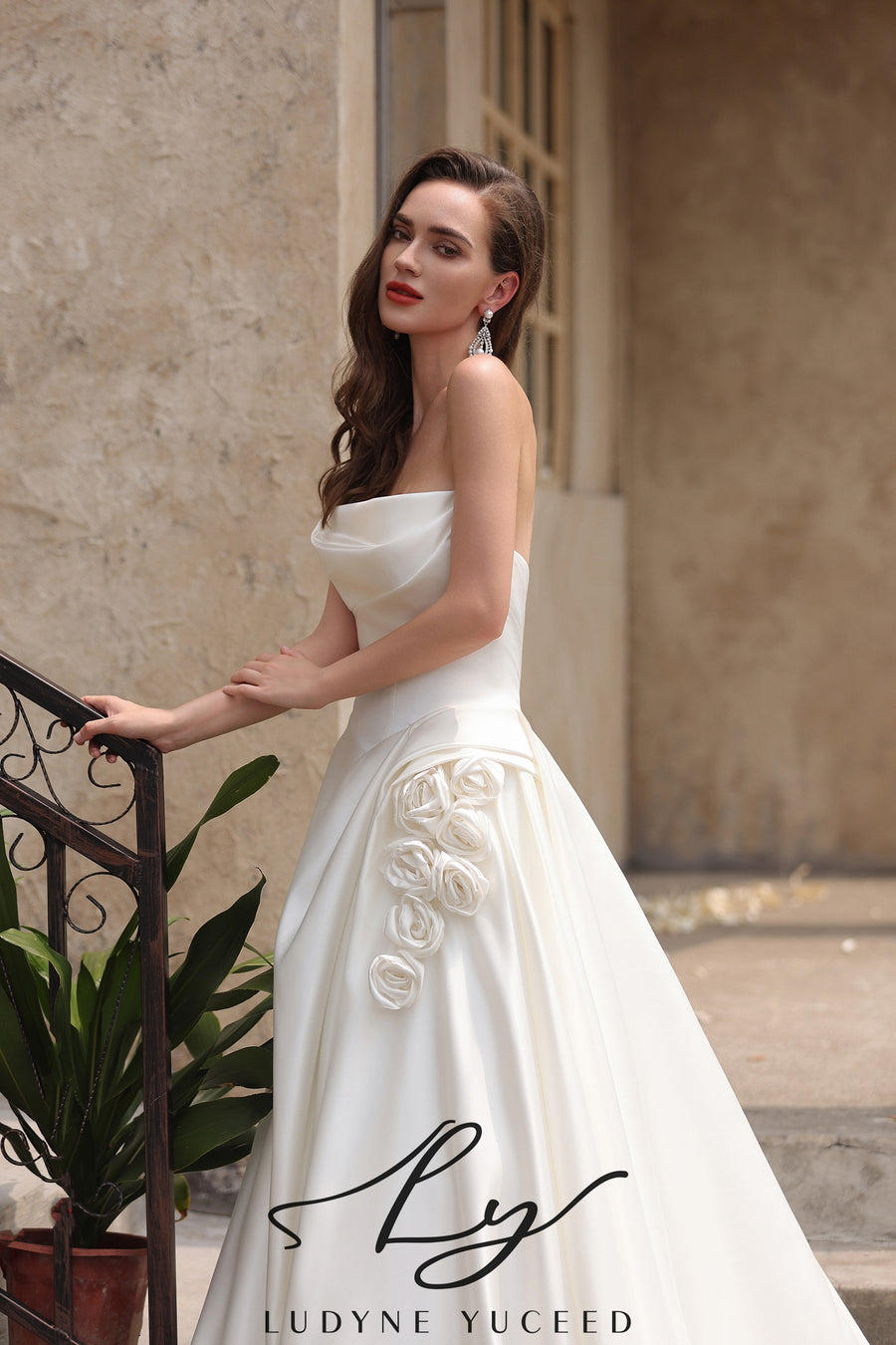 Vestido de novia de organza floral 3D sin tirantes con mangas desmontables