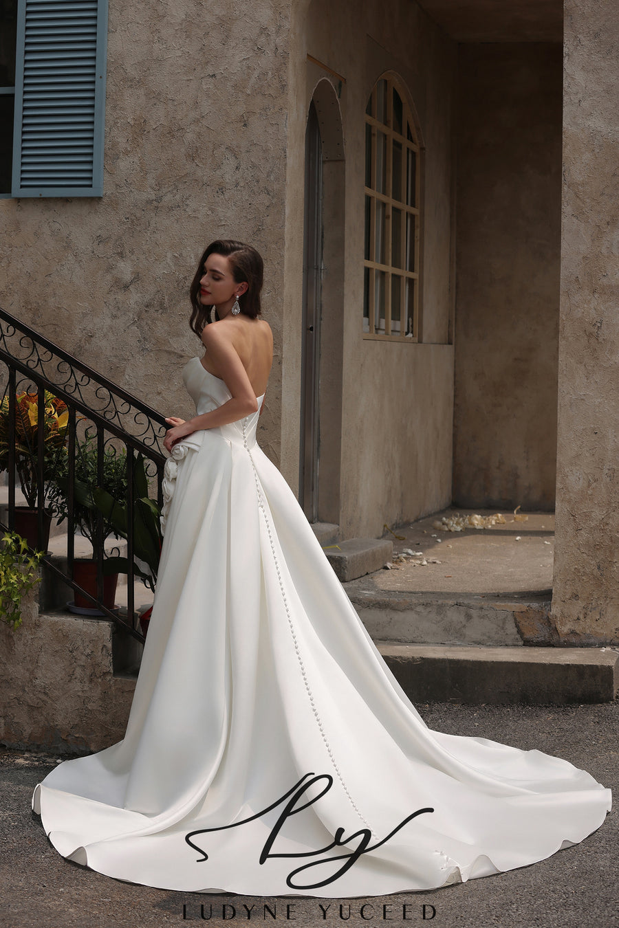 Vestido de novia de organza floral 3D sin tirantes con mangas desmontables