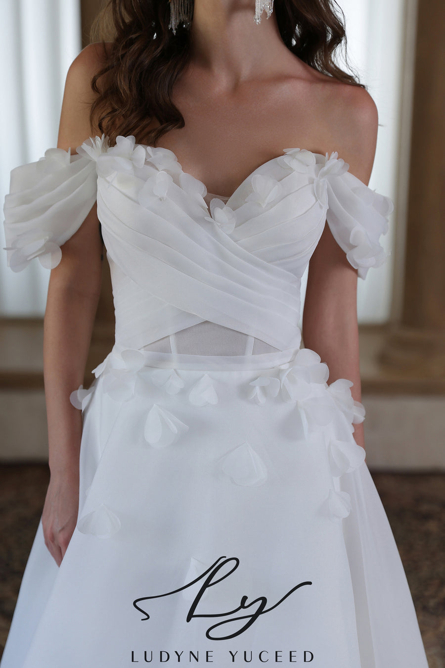 Abito da sposa a-line senza spalline in organza floreale 3D con maniche staccabili