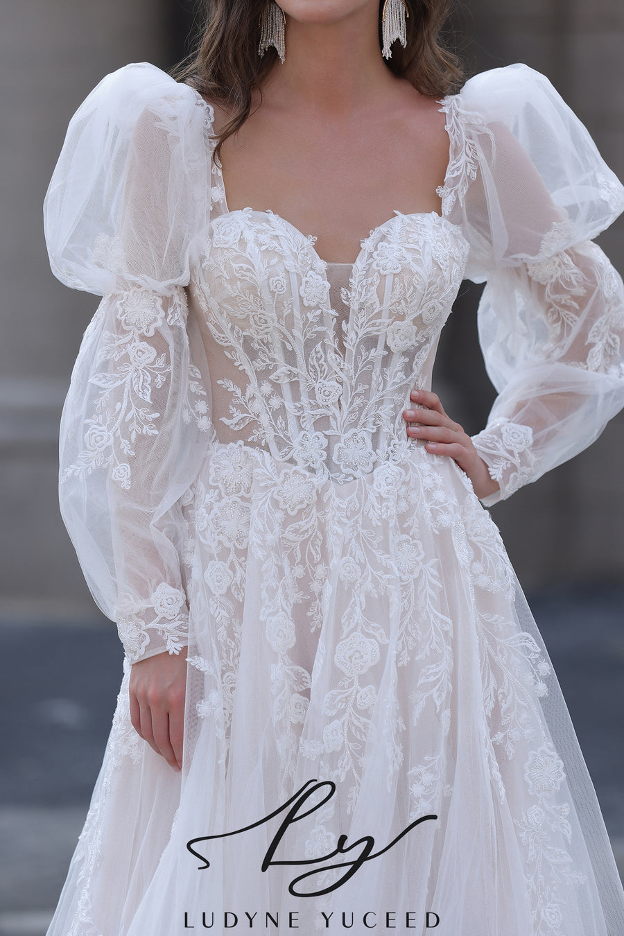 Vestido de novia de organza floral 3D sin tirantes con mangas desmontables