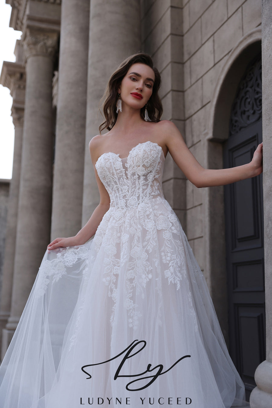 Vestido de novia de organza floral 3D sin tirantes con mangas desmontables