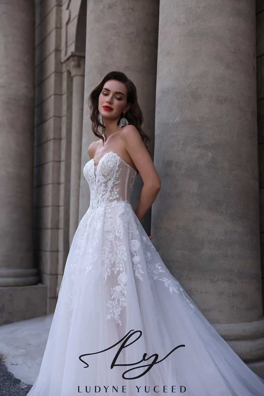 Vestido de novia de organza floral 3D sin tirantes con mangas desmontables