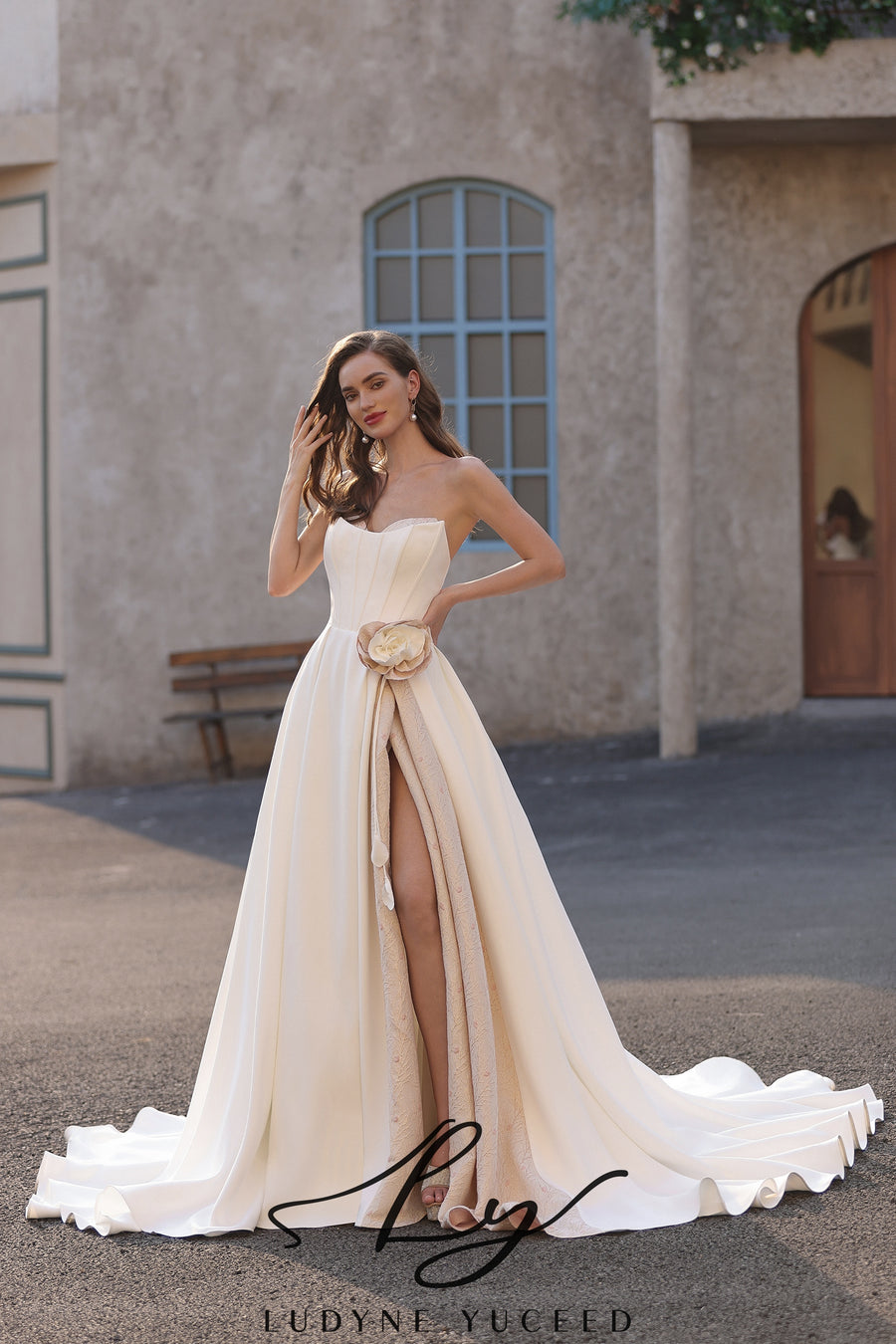 Abito da sposa a-line senza spalline in organza floreale 3D con maniche staccabili