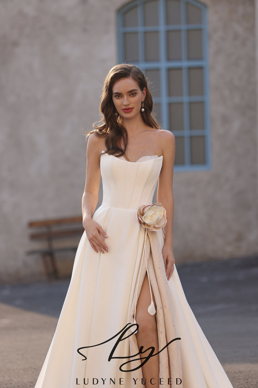 Abito da sposa a-line senza spalline in organza floreale 3D con maniche staccabili