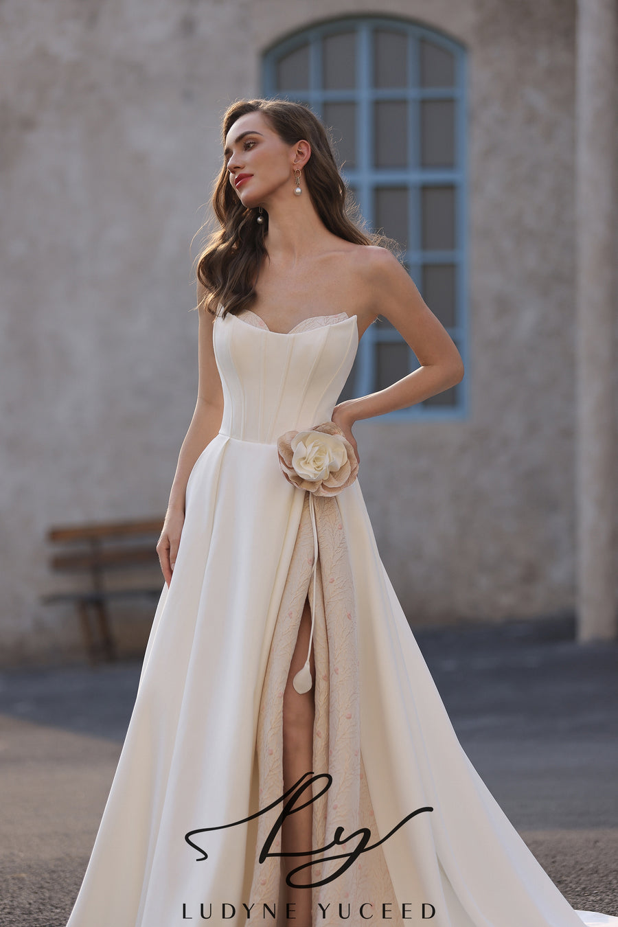 Abito da sposa a-line senza spalline in organza floreale 3D con maniche staccabili