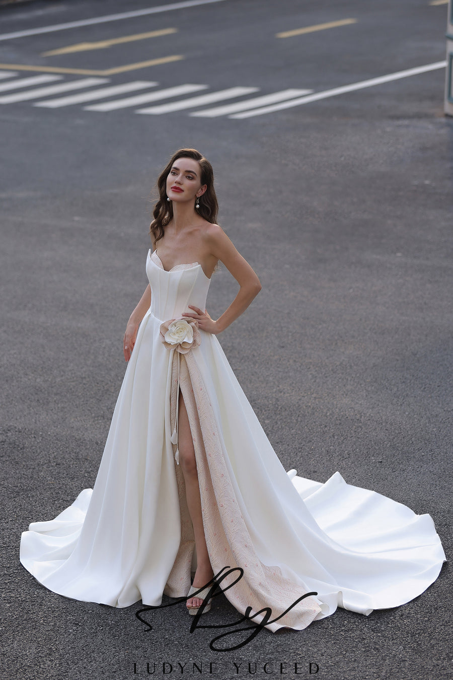Abito da sposa a-line senza spalline in organza floreale 3D con maniche staccabili