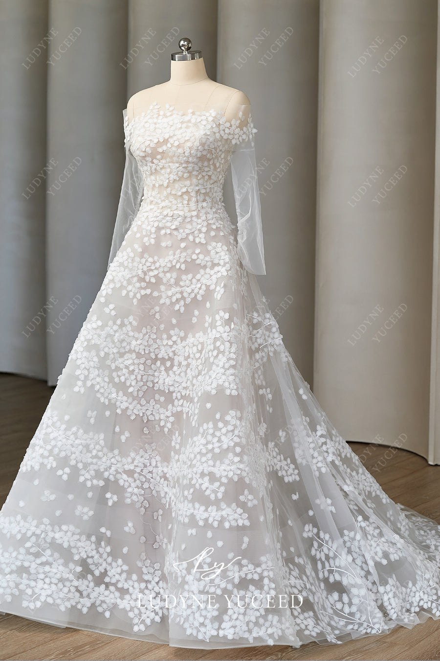 Straight Neck Removable Sleeves Leaf Tulle Chapel Train Wedding Dress