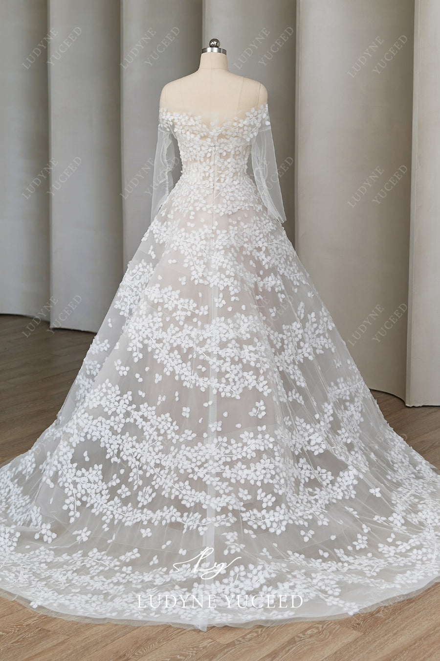 Straight Neck Removable Sleeves Leaf Tulle Chapel Train Wedding Dress