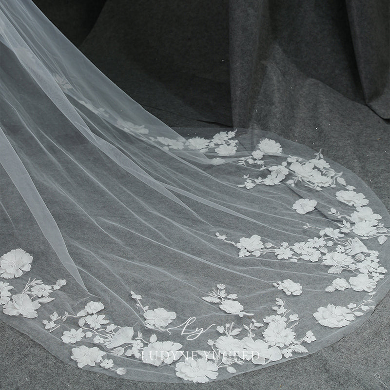 Two-Tiered Layer With 3d Lace Flower Detail Veil