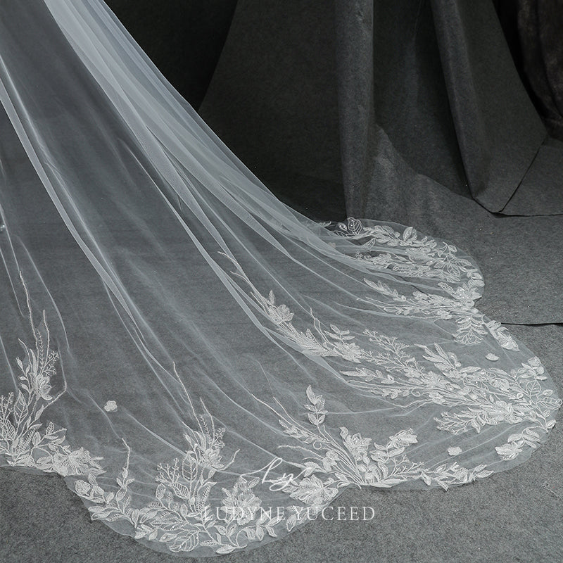 Elegant Sparkling Lace Bridal Veil With Flowers