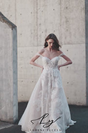 Incantevole abito da sposa in tulle di pizzo a trapezio con spalle scoperte