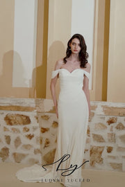 Abito da sposa semplice ed elegante in raso con spalle scoperte