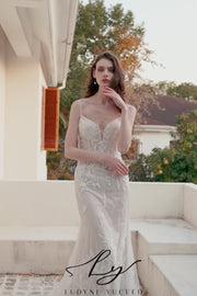 Abito da sposa in tulle glitterato con paillettes e paillettes svasato e con perline