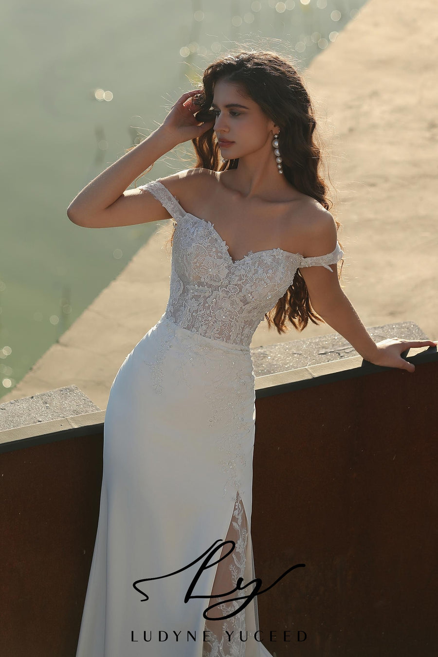 Elegant Off-the-shoulder Sheath Crepe Wedding dress