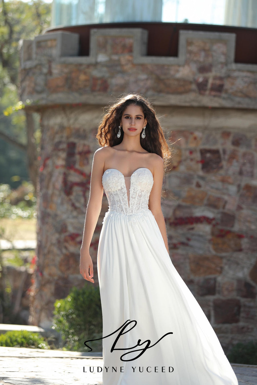 Elegant Chiffon Wedding Gown And Detachable Shawl