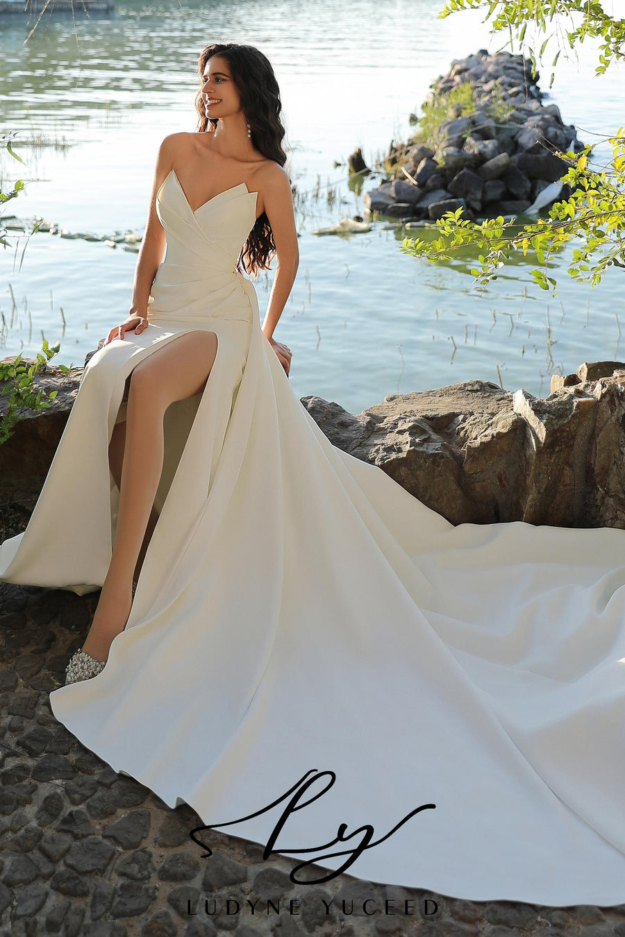 In Stock|Crepe Pointed Neckline Bridal Gown And Detachable Overskirt