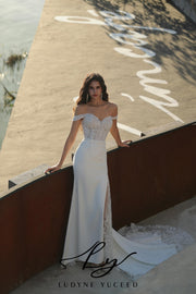 Elegant Off-the-shoulder Sheath Crepe Wedding dress