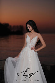 Glamorous Spaghetti Straps Tulle A-Line Wedding Dress