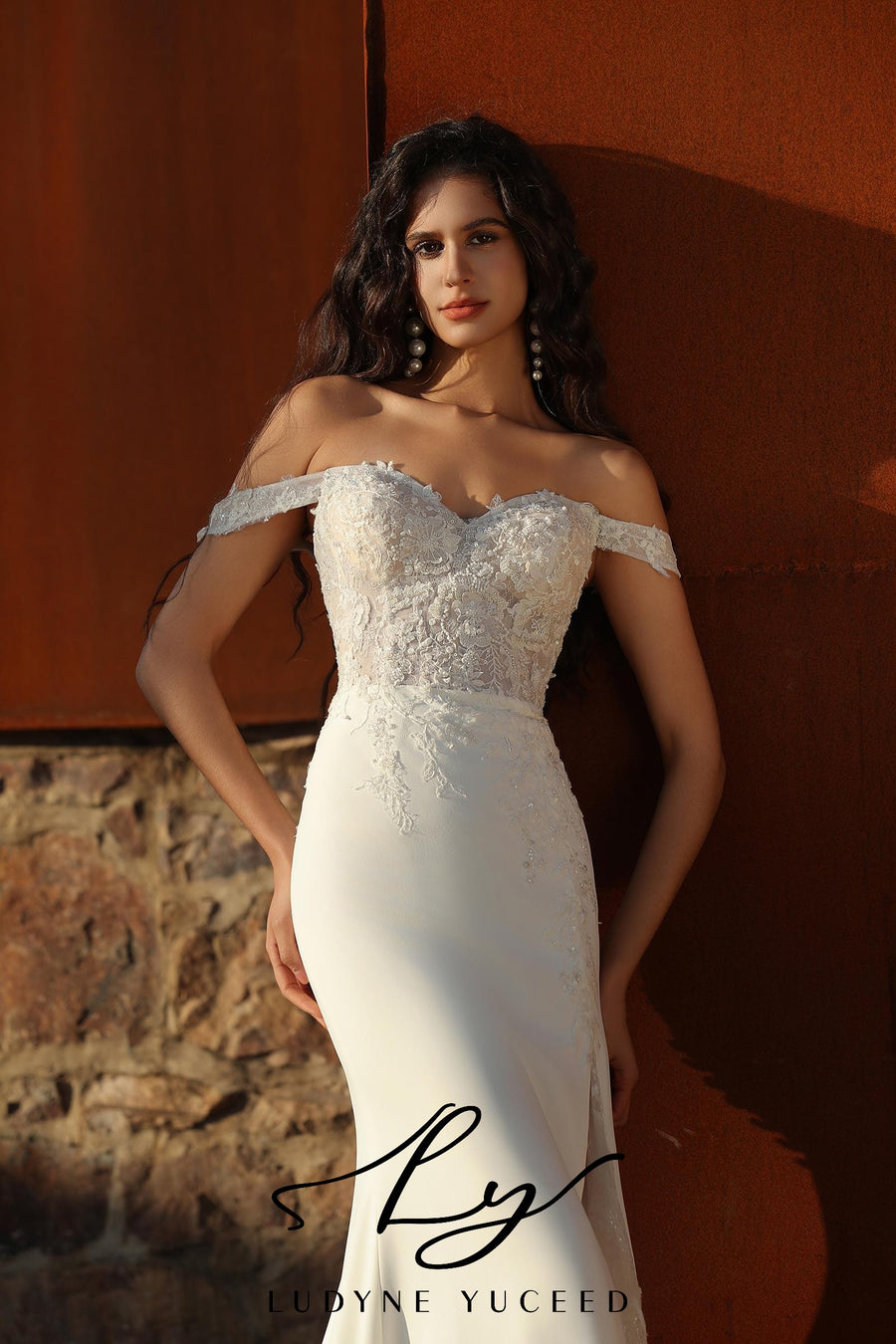 Elegant Off-the-shoulder Sheath Crepe Wedding dress