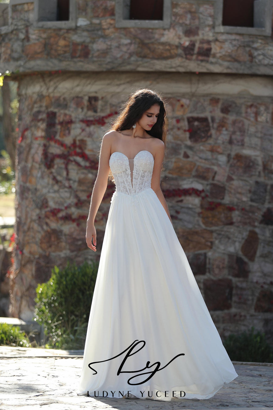 Elegant Chiffon Wedding Gown And Detachable Shawl