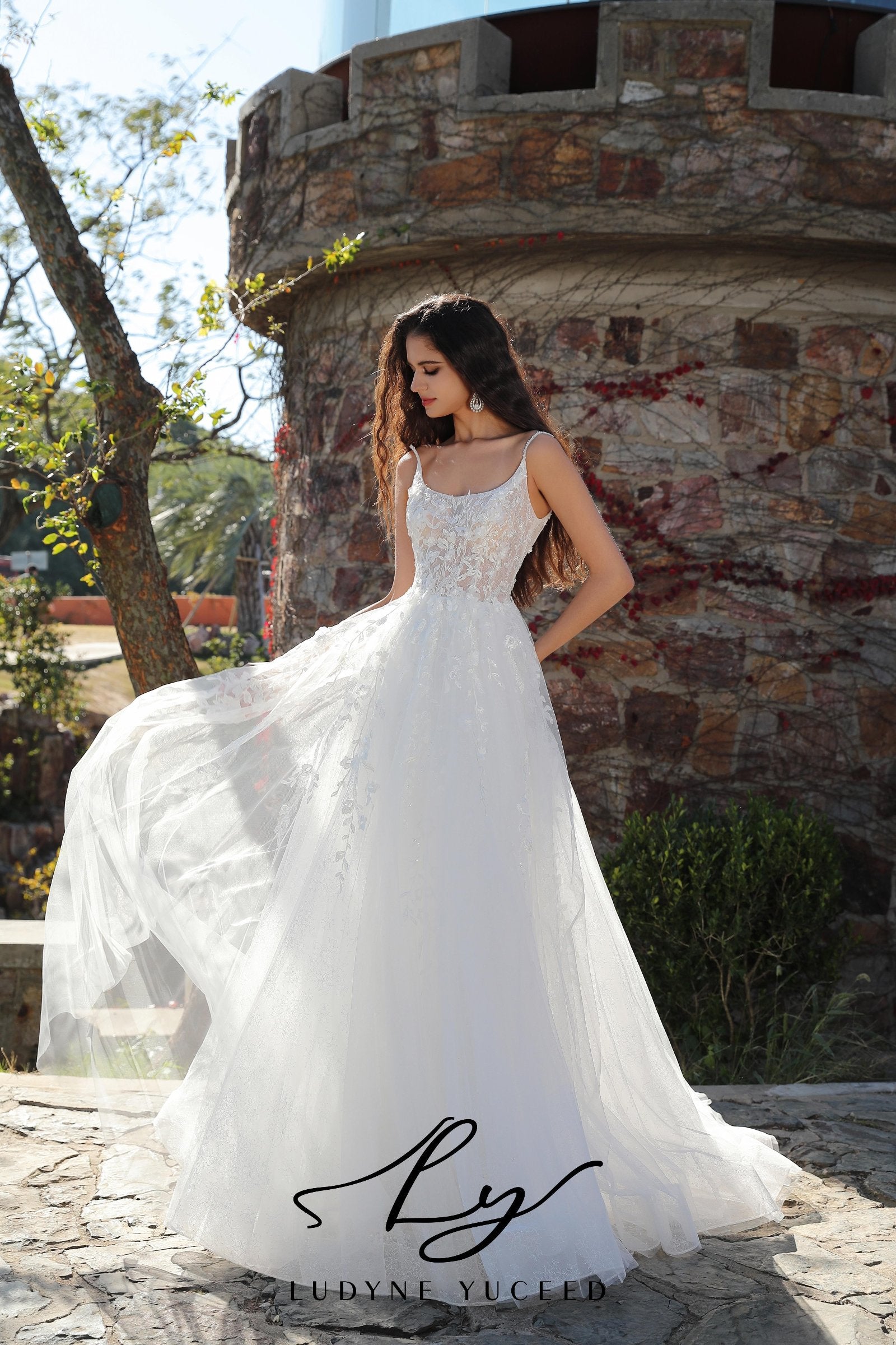 Graceful Scoop Neckline A-Line Wedding Gown