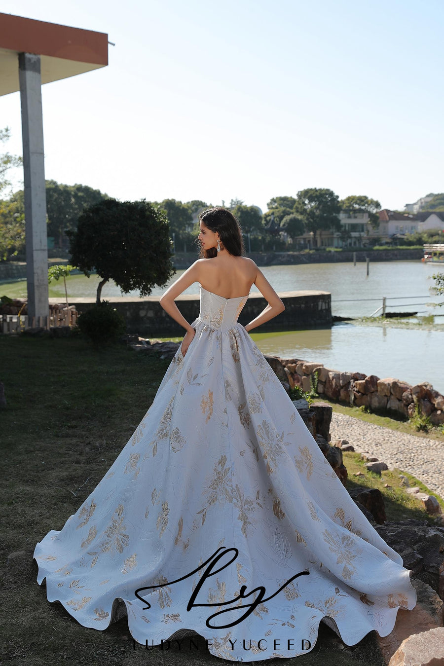 Vestido de novia de organza floral 3D sin tirantes con mangas desmontables