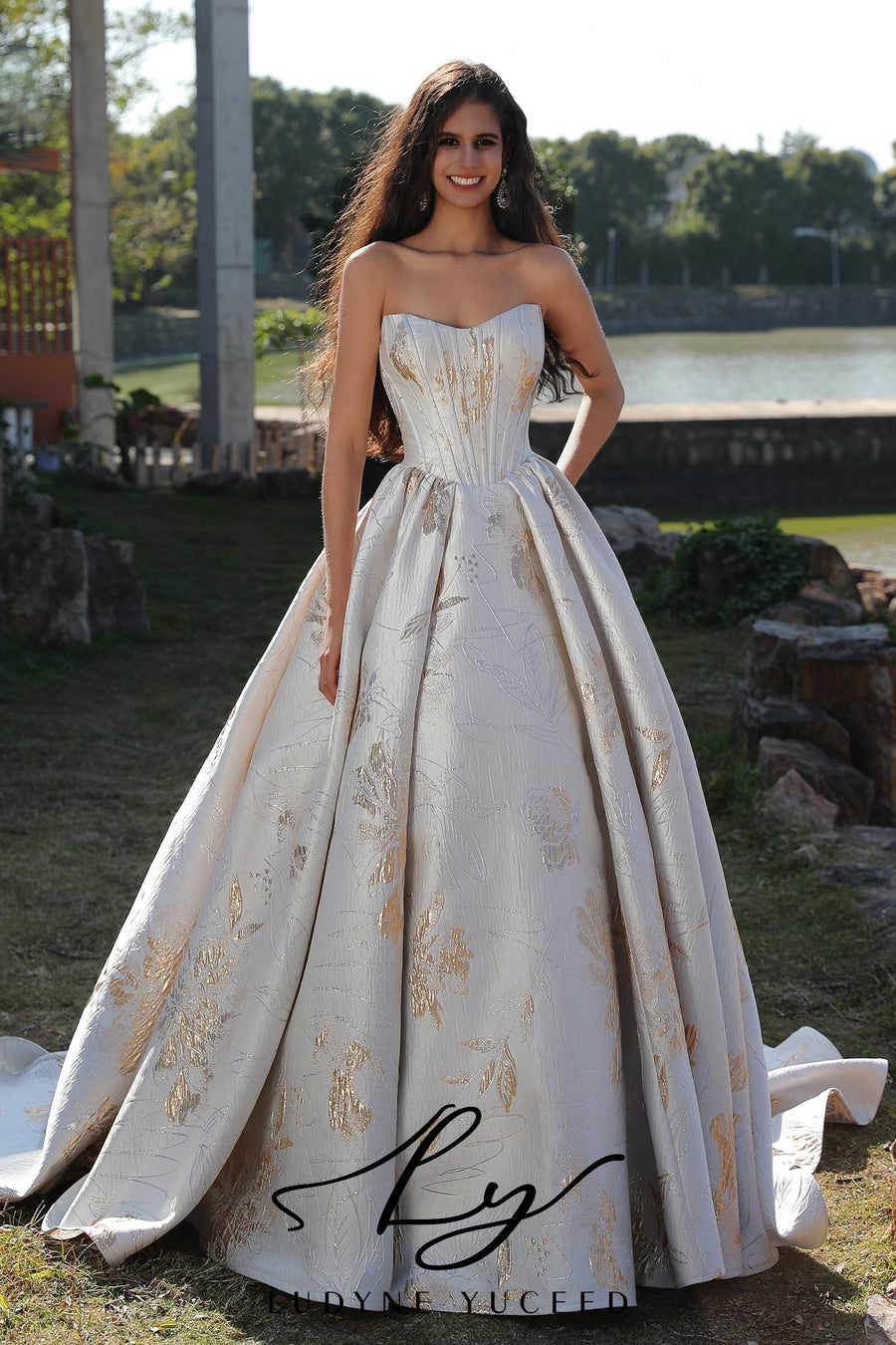 Vestido de novia de organza floral 3D sin tirantes con mangas desmontables