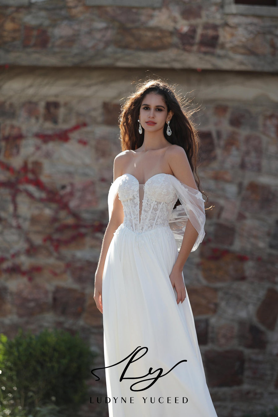 Elegant Chiffon Wedding Gown And Detachable Shawl