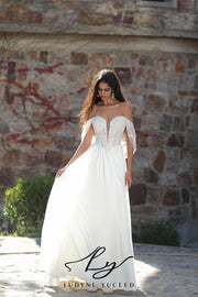 Elegant Chiffon Wedding Gown And Detachable Shawl