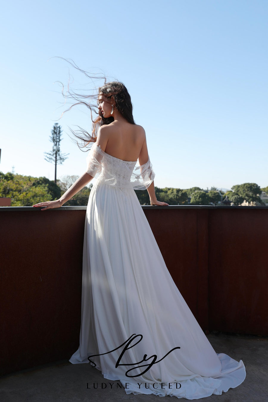 Elegant Chiffon Wedding Gown And Detachable Shawl