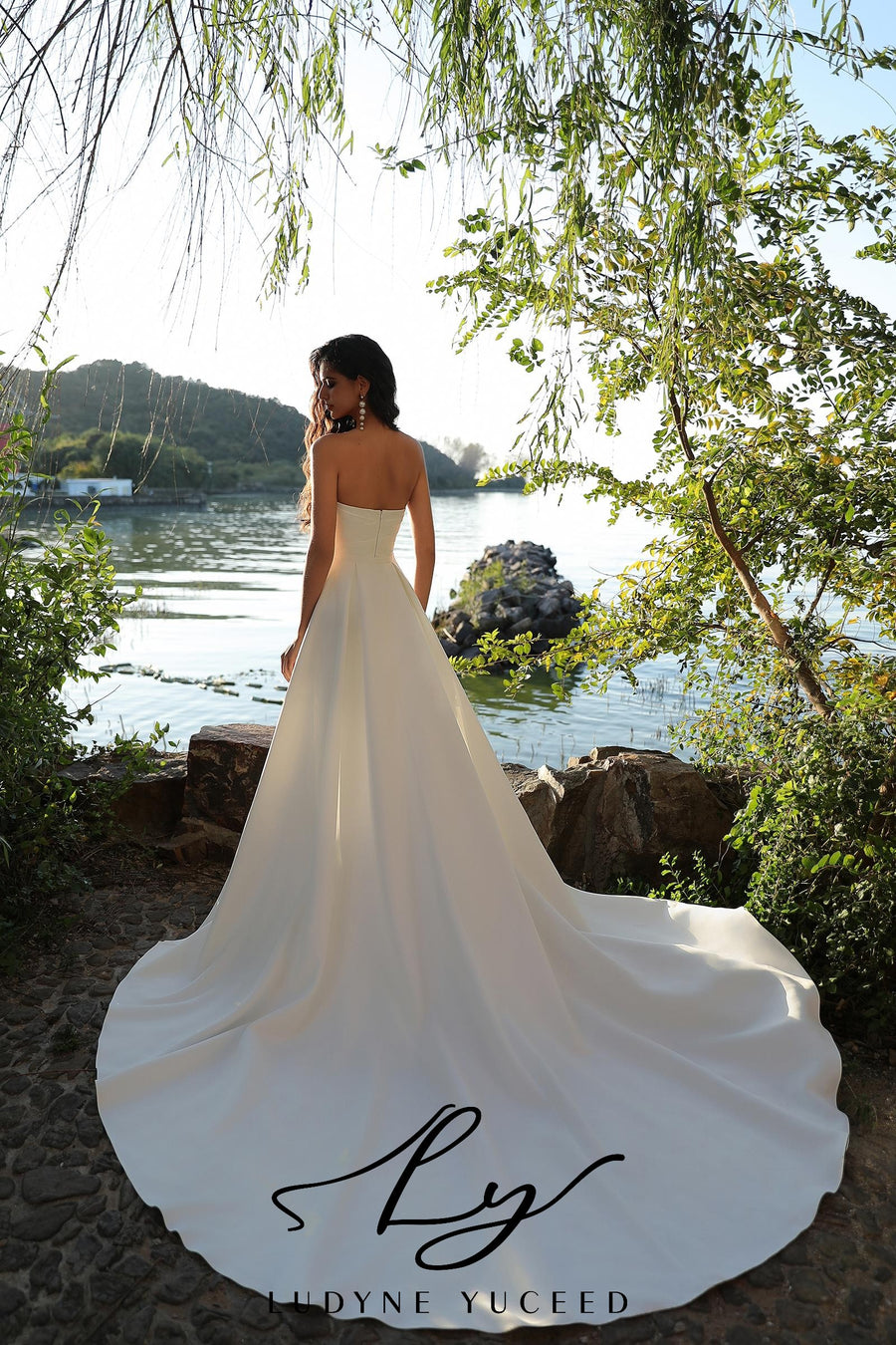 Crepe Pointed Neckline Bridal Gown And Detachable Overskirt